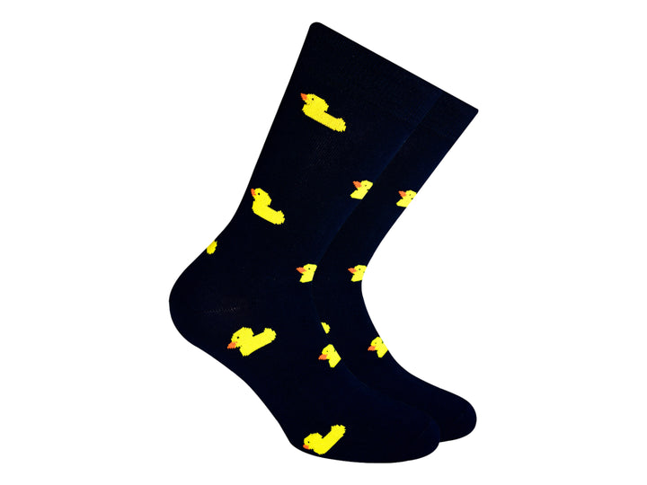 Par de calcetines negros con estampado de pequeños patitos amarillos.