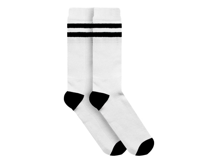 Par de calcetines deportivos blancos con rayas negras superiores y detalles en negro en talón y punta.