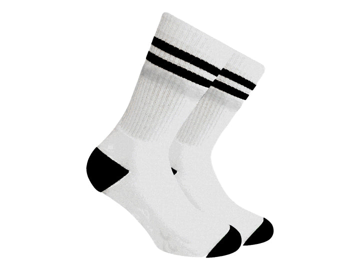 Par de calcetines deportivos blancos con rayas negras superiores y detalles en negro en talón y punta.