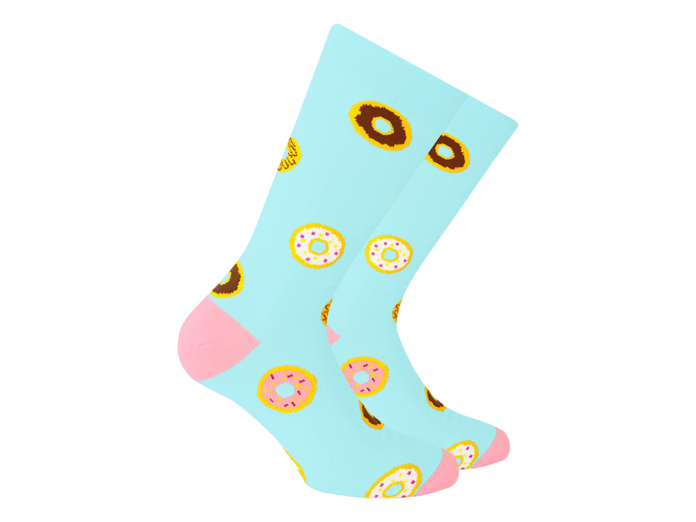 Par de calcetines color aqua con estampado de donas y detalles en rosa en el talón y la punta.