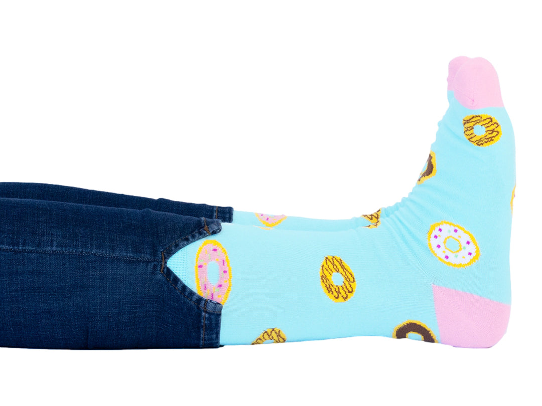 Par de calcetines color aqua con estampado de donas y detalles en rosa en el talón y la punta.