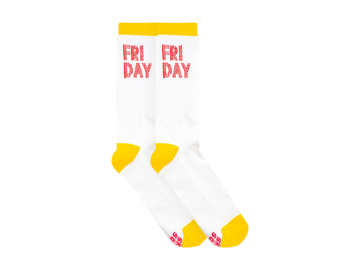 Par de calcetines blancos con detalles en amarillo y texto rojo que dice FRI DAY en la parte superior.