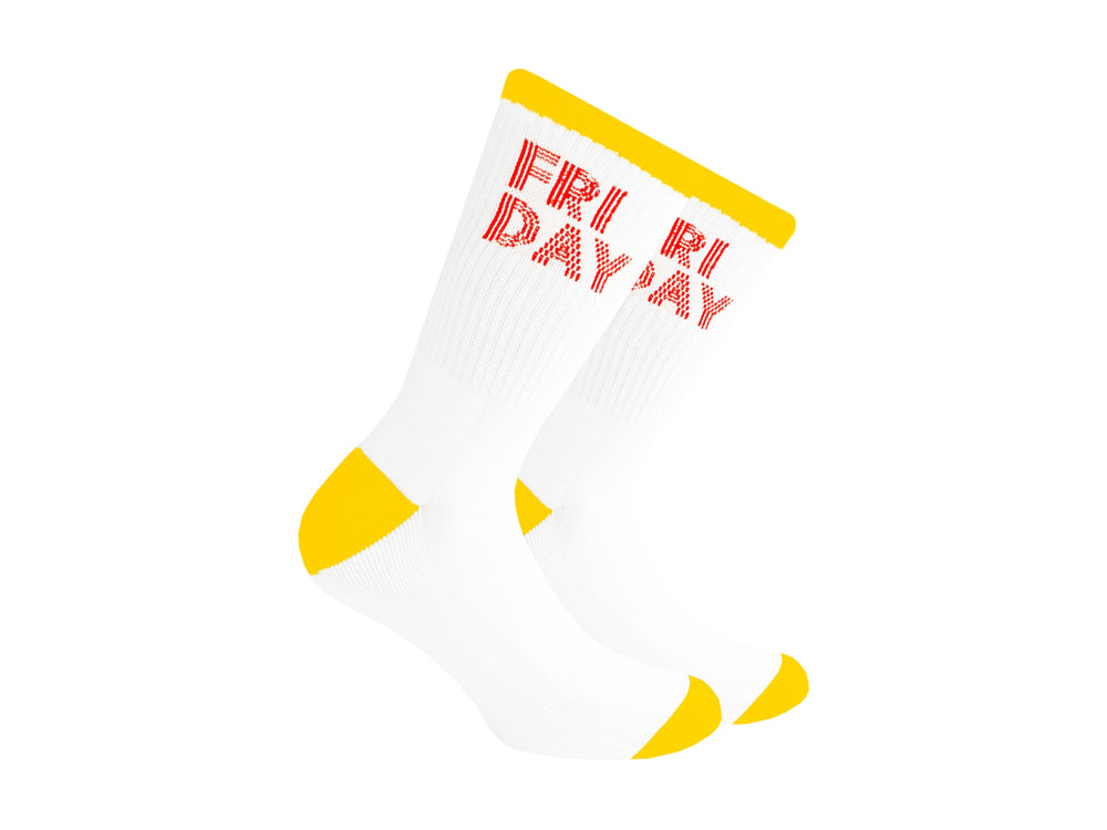 Par de calcetines blancos con detalles en amarillo y texto rojo que dice FRI DAY en la parte superior.