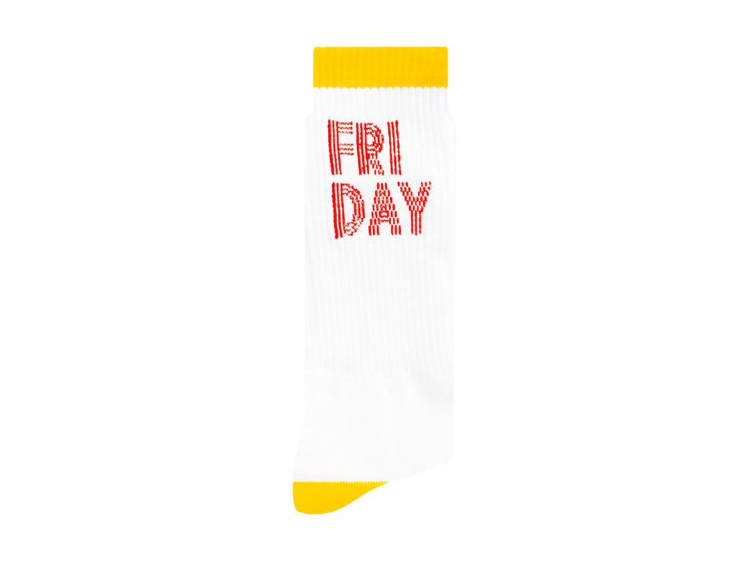 Par de calcetines blancos con detalles en amarillo y texto rojo que dice FRI DAY en la parte superior.