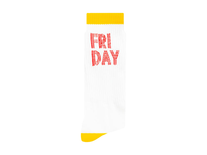 Par de calcetines blancos con detalles en amarillo y texto rojo que dice FRI DAY en la parte superior.