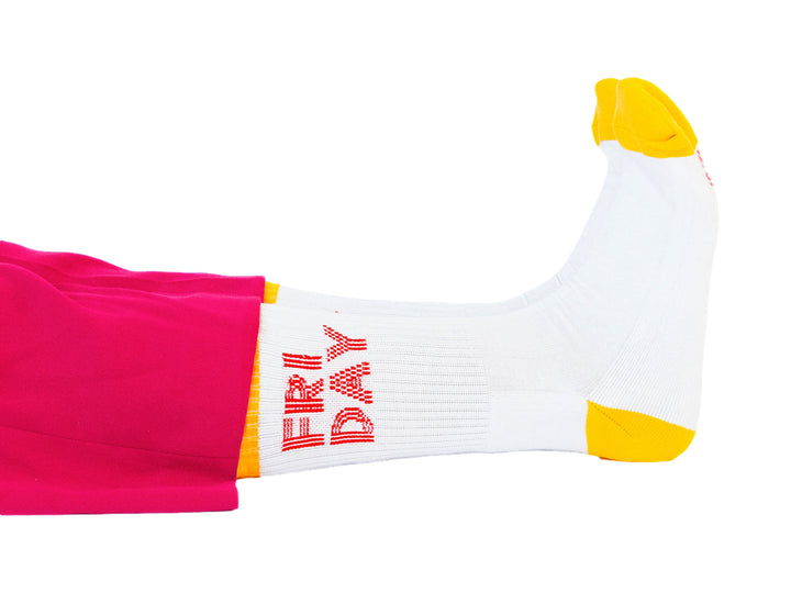 Par de calcetines blancos con detalles en amarillo y texto rojo que dice FRI DAY en la parte superior.