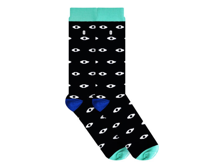 Par de calcetines negros con estampado de ojos blancos y detalles en azul y celeste en talón y puntera.