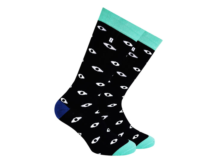 Par de calcetines negros con estampado de ojos blancos y detalles en azul y celeste en talón y puntera.