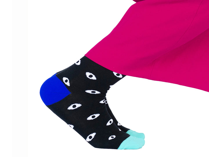 Par de calcetines negros con estampado de ojos blancos y detalles en azul y celeste en talón y puntera.