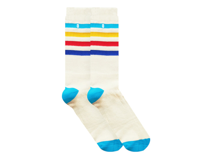 Par de calcetines blancos con rayas horizontales en azul, amarillo y rojo, y puntas azules.