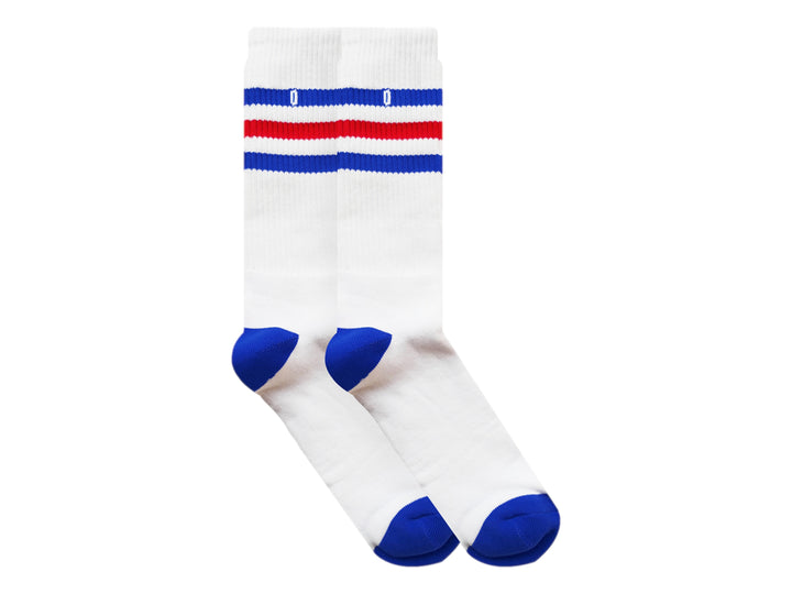 Par de calcetines blancos con rayas azules y rojas en la parte superior y punta azul.