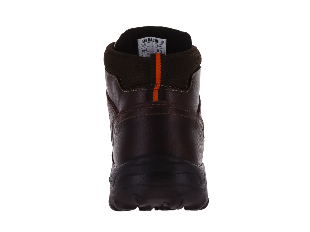 Bota para hombre de color marrón oscuro con suela negra y cordones.