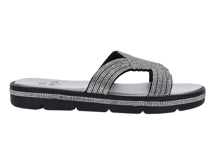 Sandalia color negro con correa y detalle lateral en color plata brillante.