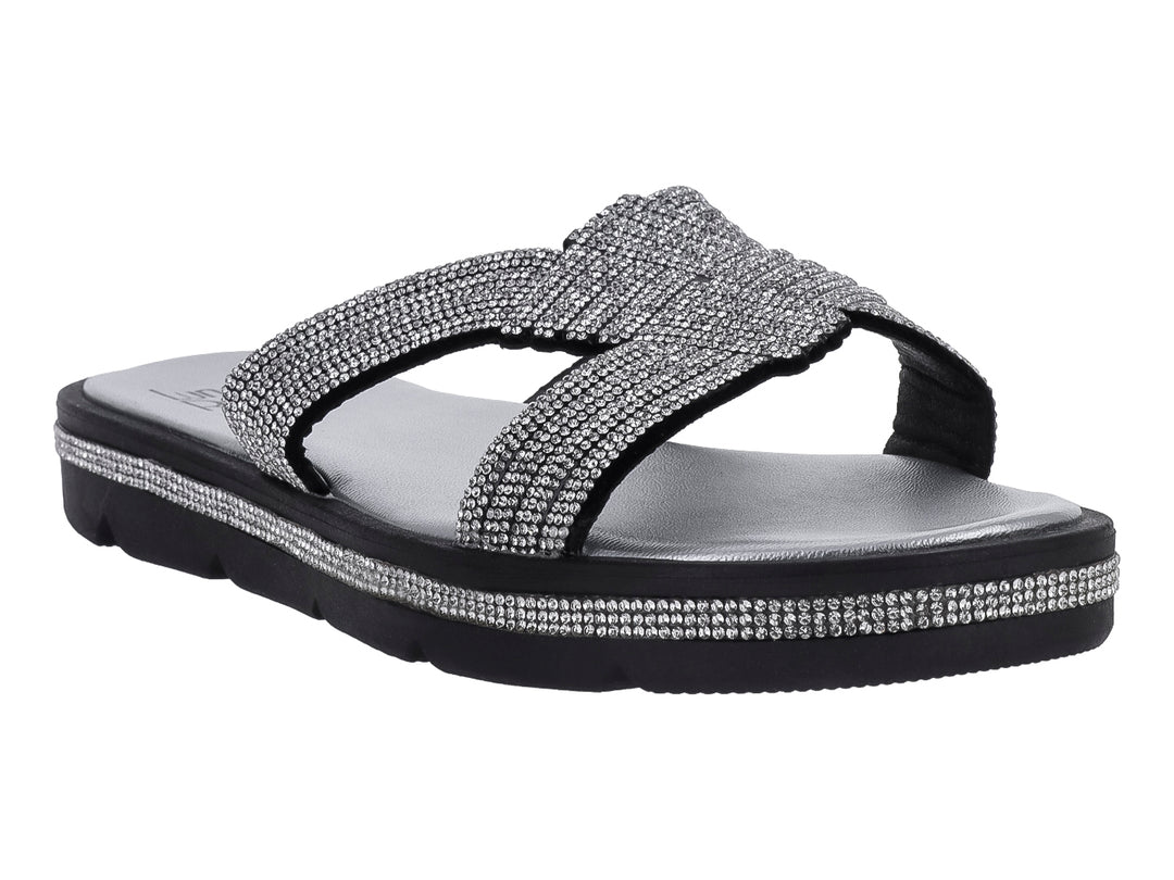 Sandalia color negro con correa y detalle lateral en color plata brillante.