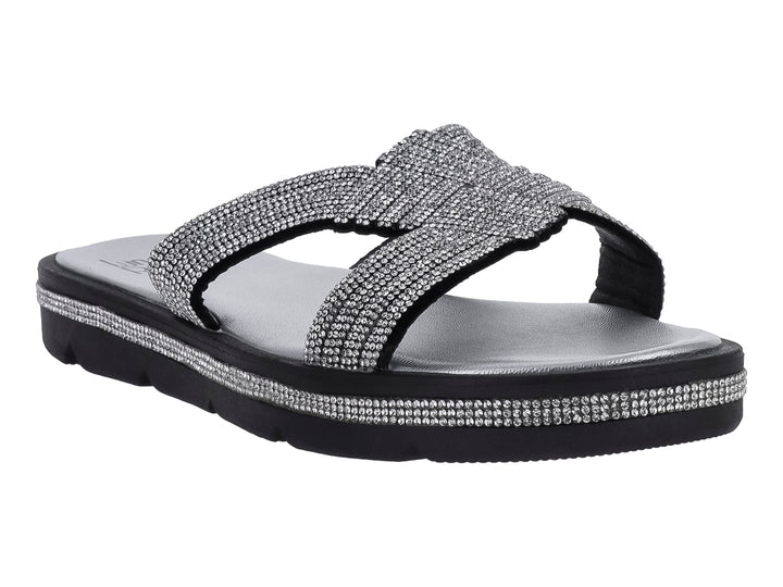 Sandalia color negro con correa y detalle lateral en color plata brillante.