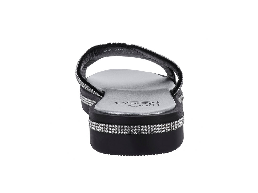 Sandalia color negro con correa y detalle lateral en color plata brillante.