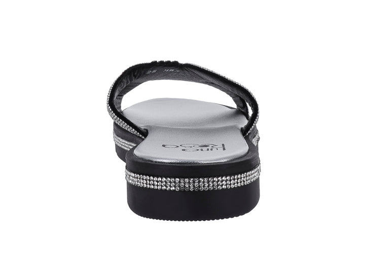 Sandalia color negro con correa y detalle lateral en color plata brillante.