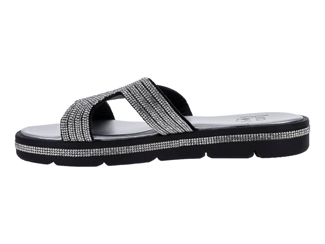 Sandalia color negro con correa y detalle lateral en color plata brillante.