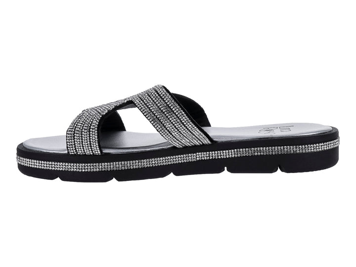 Sandalia color negro con correa y detalle lateral en color plata brillante.