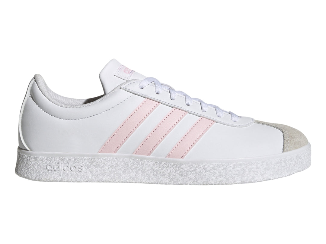 Tenis Adidas blancos con tres franjas rosas y punta gris sobre fondo blanco.