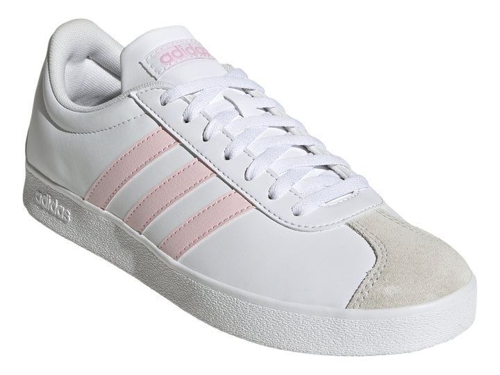 Tenis Adidas blancos con tres franjas rosas y punta gris sobre fondo blanco.