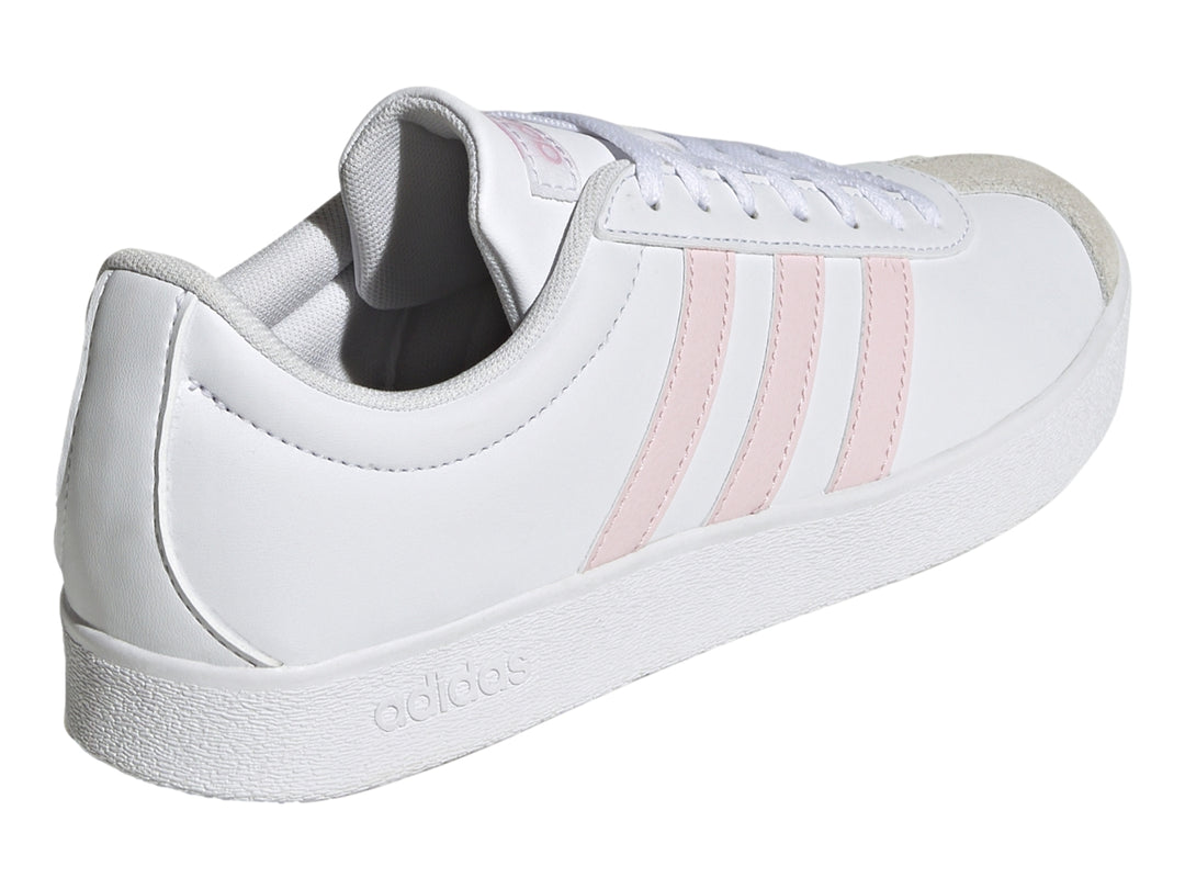 Tenis Adidas blancos con tres franjas rosas y punta gris sobre fondo blanco.