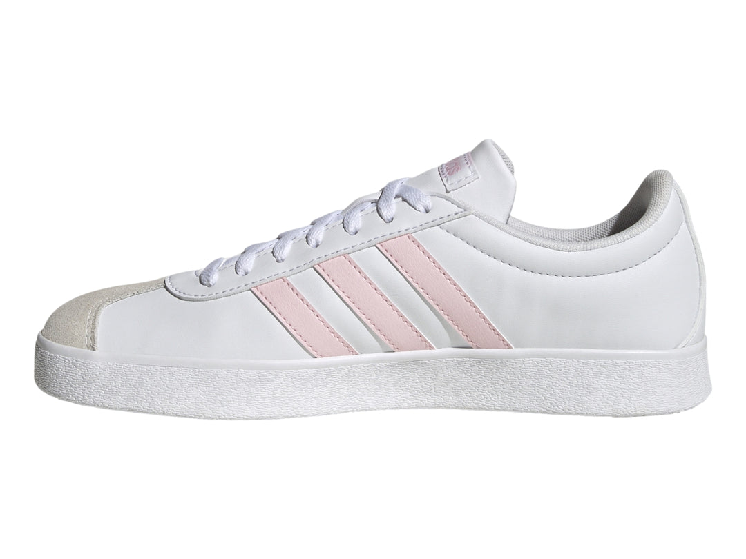 Tenis Adidas blancos con tres franjas rosas y punta gris sobre fondo blanco.
