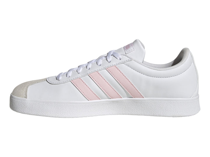 Tenis Adidas blancos con tres franjas rosas y punta gris sobre fondo blanco.