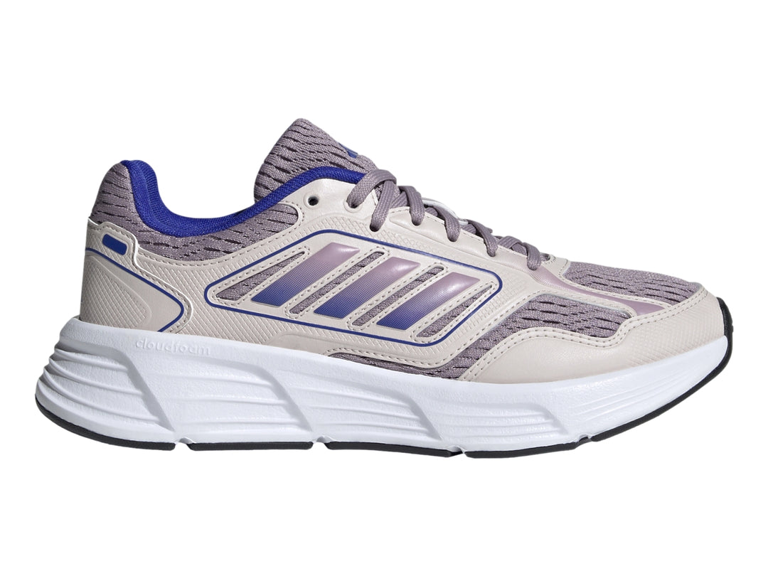 Tenis deportivos Adidas en color morado y blanco con suela blanca y detalles en malla.
