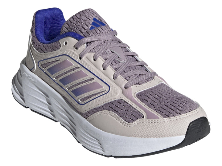 Tenis deportivos Adidas en color morado y blanco con suela blanca y detalles en malla.