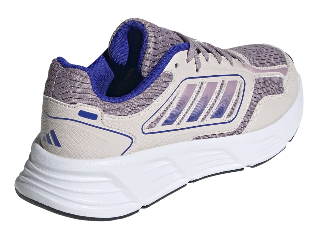 Tenis deportivos Adidas en color morado y blanco con suela blanca y detalles en malla.