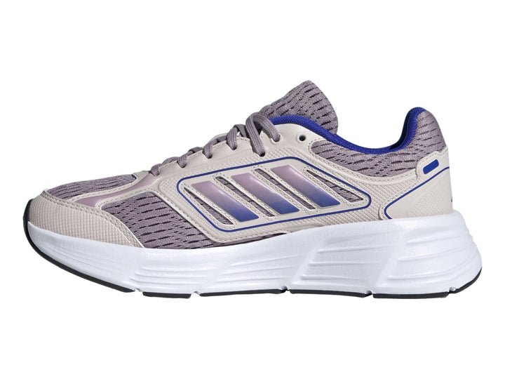 Tenis deportivos Adidas en color morado y blanco con suela blanca y detalles en malla.