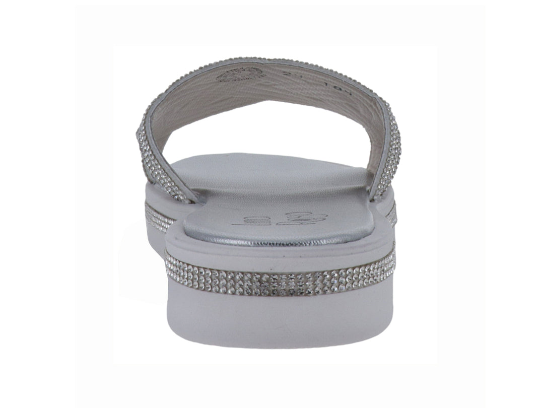 Sandalias planas color plata con tira brillante trenzada y suela blanca para niña.