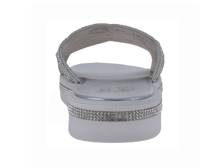 Sandalias planas color plata con tira brillante trenzada y suela blanca para niña.