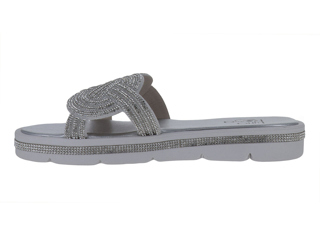 Sandalias planas color plata con tira brillante trenzada y suela blanca para niña.