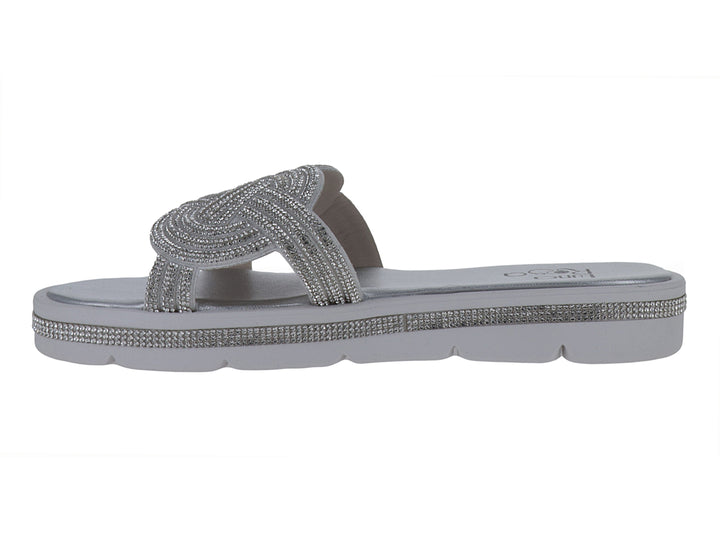 Sandalias planas color plata con tira brillante trenzada y suela blanca para niña.