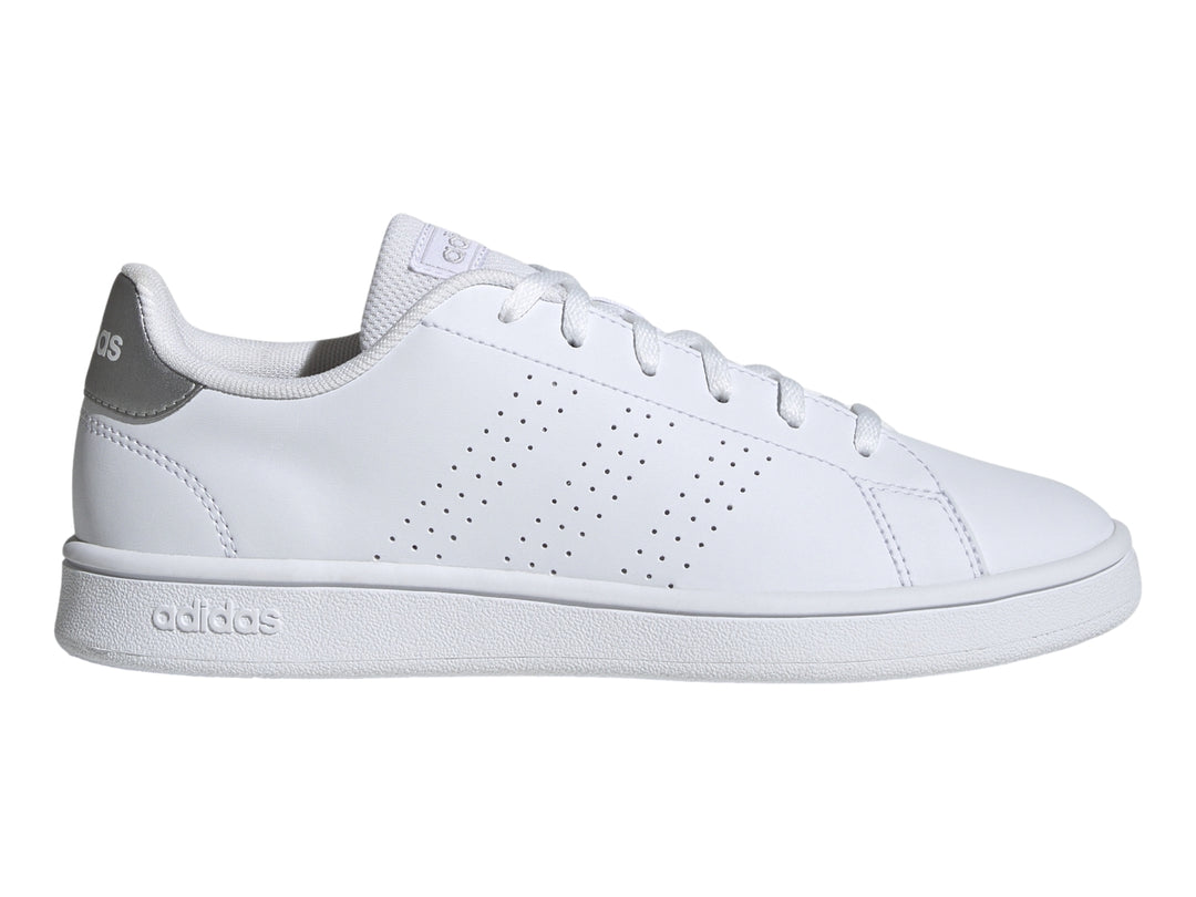 Tenis Adidas blancos con detalles plateados en el talón y suela blanca.