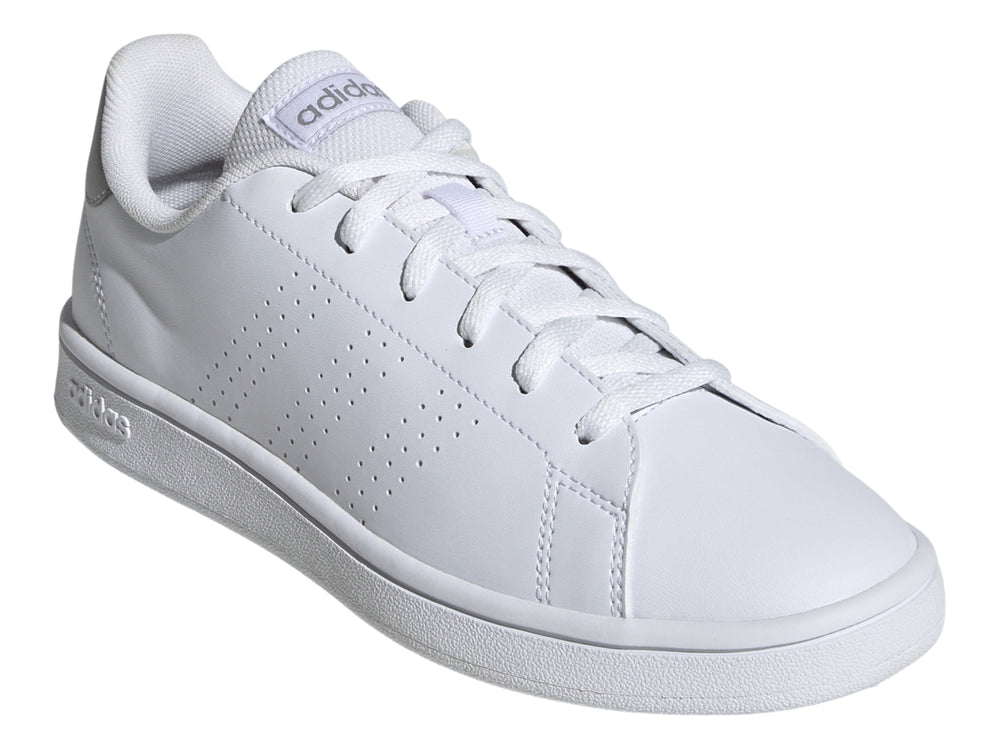 Tenis Adidas blancos con detalles plateados en el talón y suela blanca.