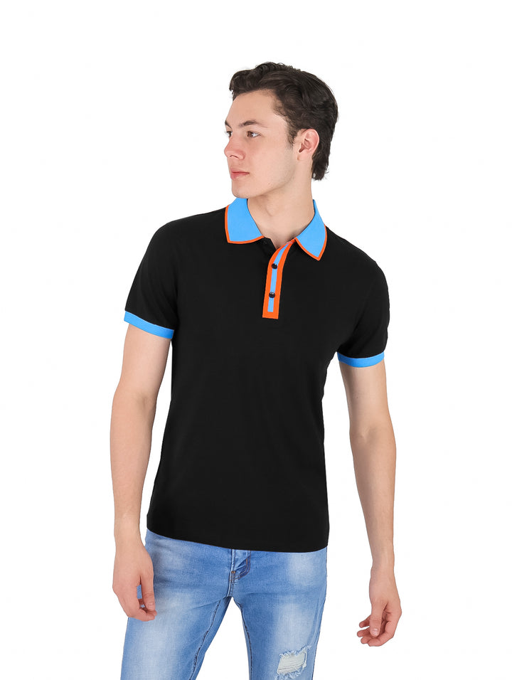 Hombre vistiendo playera polo negra con detalles en azul claro y naranja.