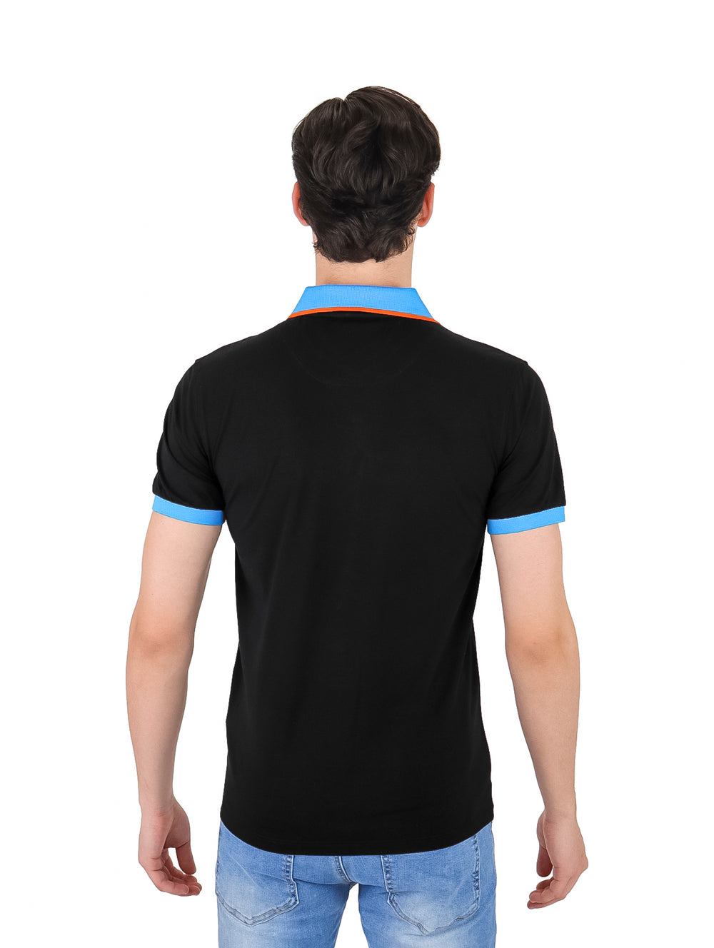 Hombre vistiendo playera polo negra con detalles en azul claro y naranja.