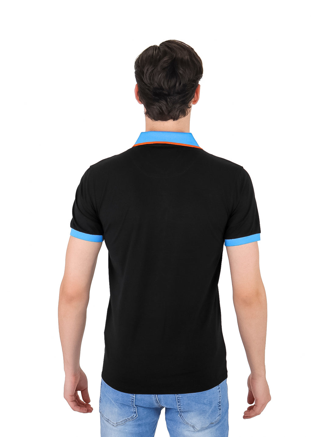 Hombre vistiendo playera polo negra con detalles en azul claro y naranja.
