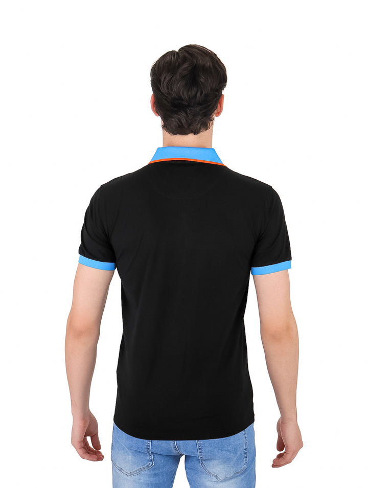 Hombre vistiendo playera polo negra con detalles en azul claro y naranja.