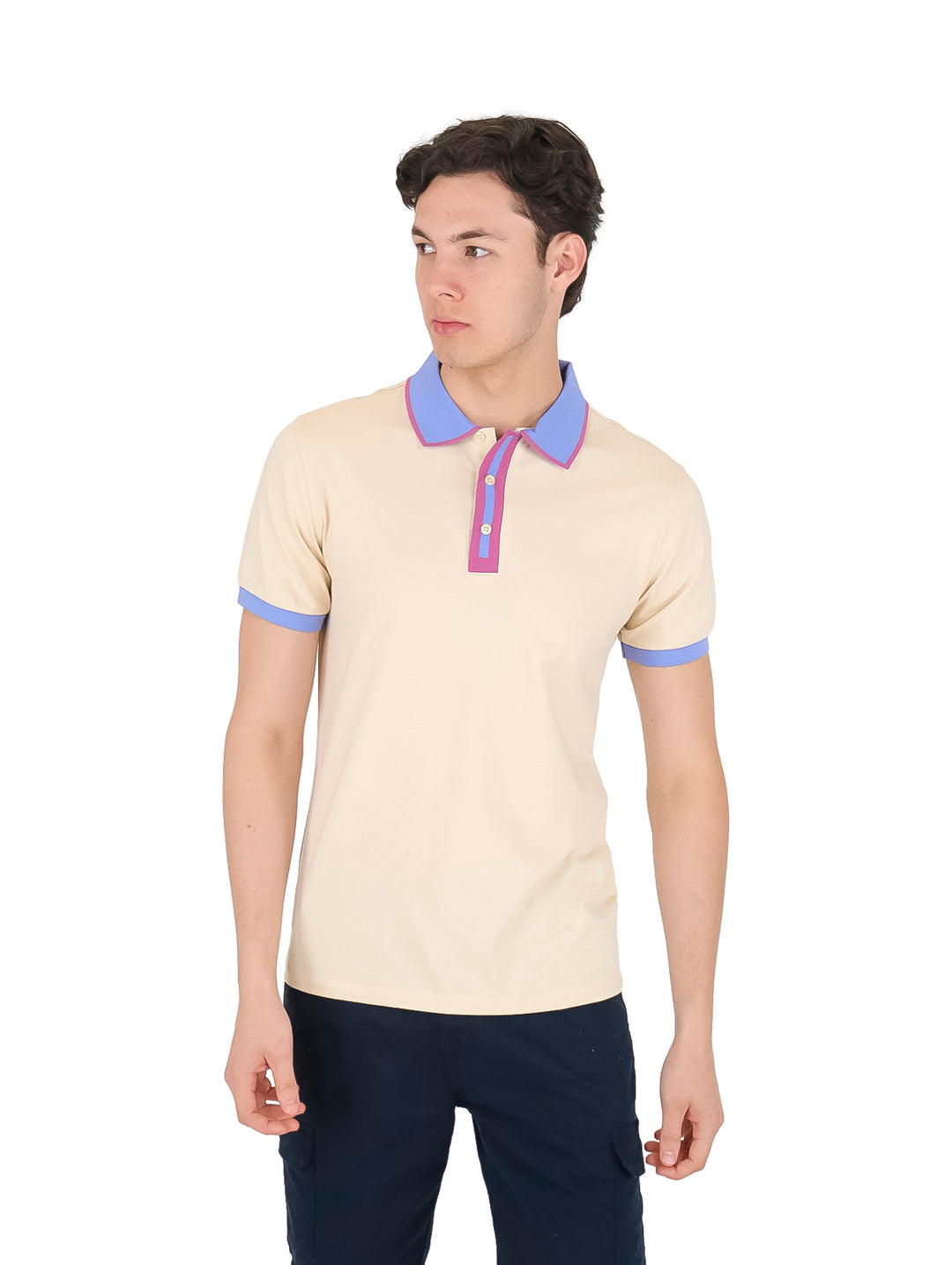 Playera polo color beige para hombre con cuello y puños en color morado.