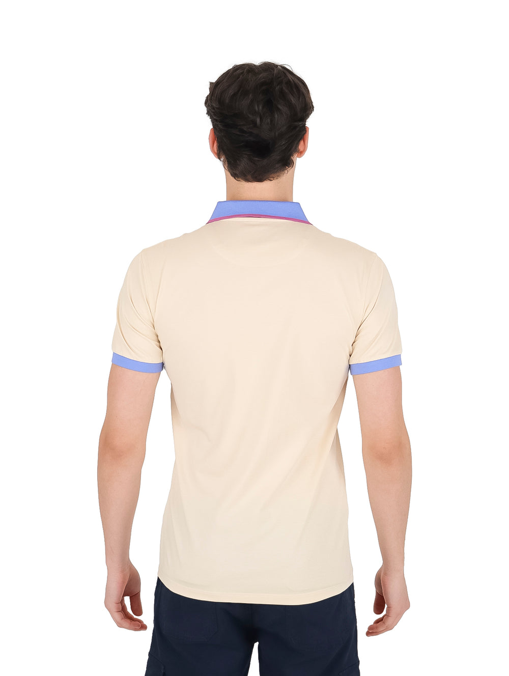Playera polo color beige para hombre con cuello y puños en color morado.