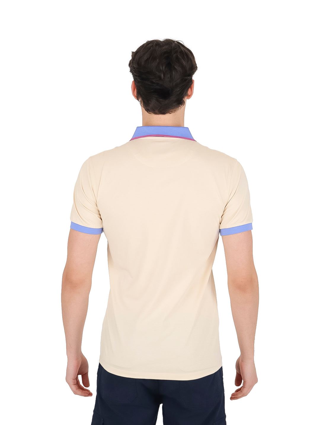 Playera polo color beige para hombre con cuello y puños en color morado.