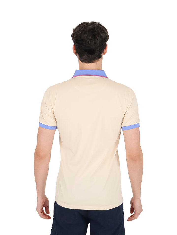 Playera polo color beige para hombre con cuello y puños en color morado.
