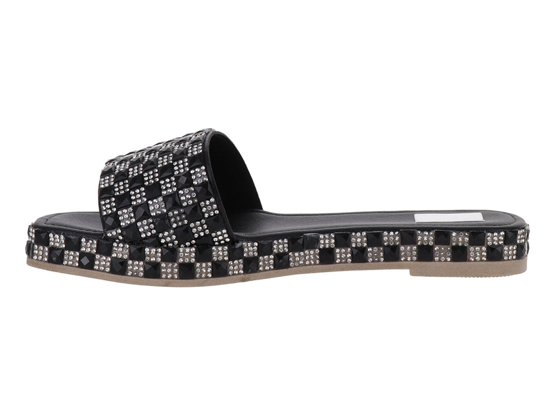 Sandalia negra para mujer con adornos de pedrería plateada en forma de cuadros brillantes.