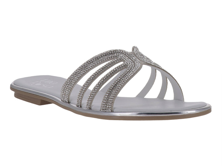 Sandalia plana color plata con tiras decoradas con pedrería brillante.