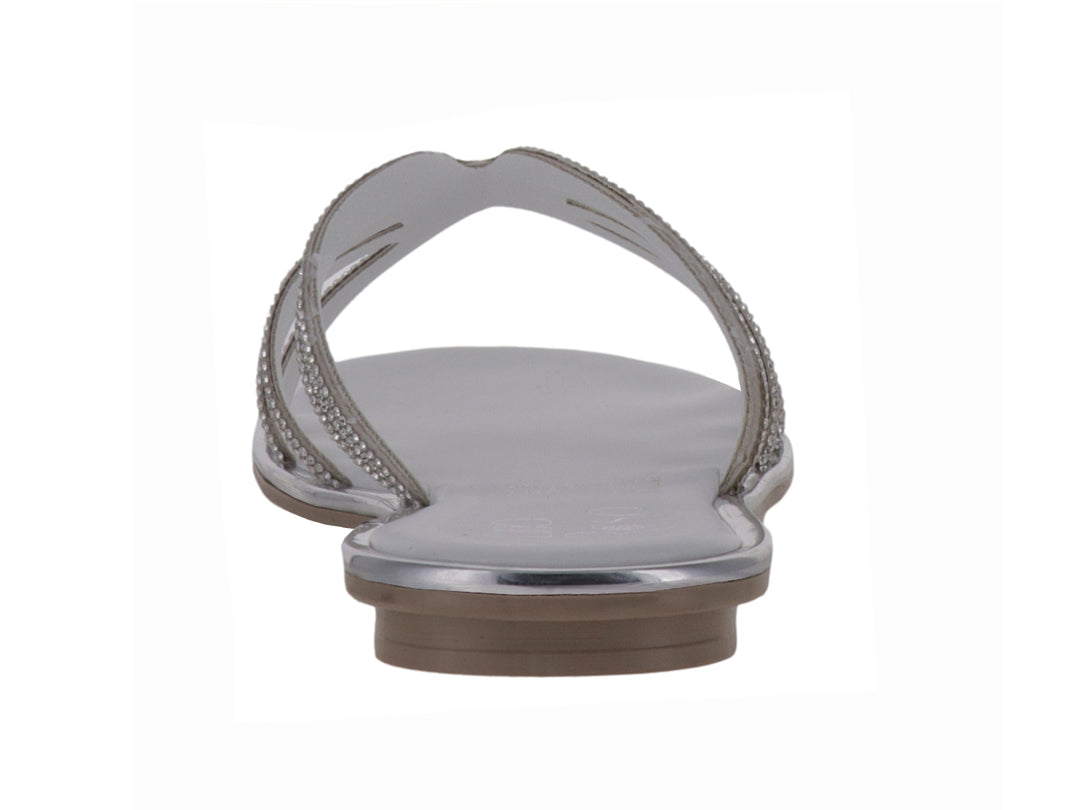 Sandalia plana color plata con tiras decoradas con pedrería brillante.