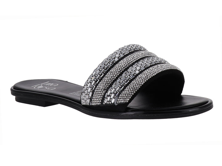 Sandalia plana color negro para mujer con tiras decoradas con pedrería brillante en color plateado.
